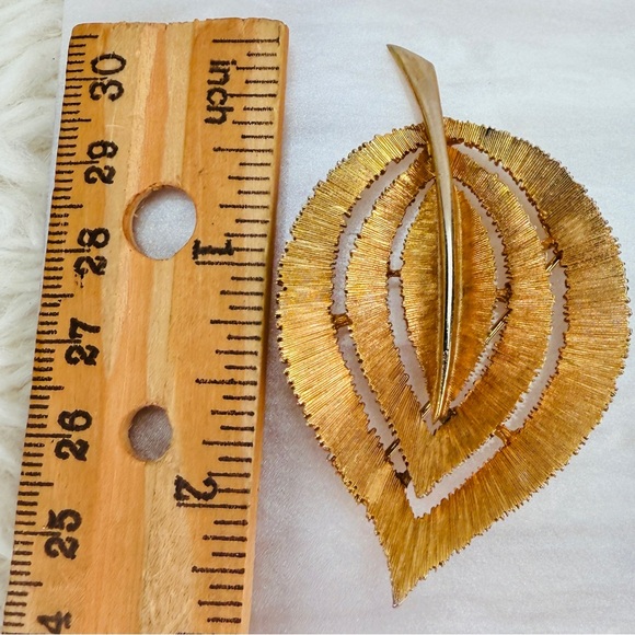 Jonette Jewelry Company vintage, aged goldtone, brooch pin